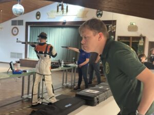 Schießleiter Patrick Mohr beobachtet die Luftgewehr-Schützen beim DSB-Pokalfinale in Creidlitz